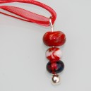 Pendentif perles de Murano rouge, blanc et bleu marine réalisées au chalumeau
