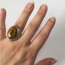 Bague cabochon Oeil de tigre ovale incrusté dans un anneau chromé argenté de haute qualité