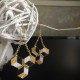 Boucles d'oreilles tissage de cubes géométriques plaqué or, noir et blanc